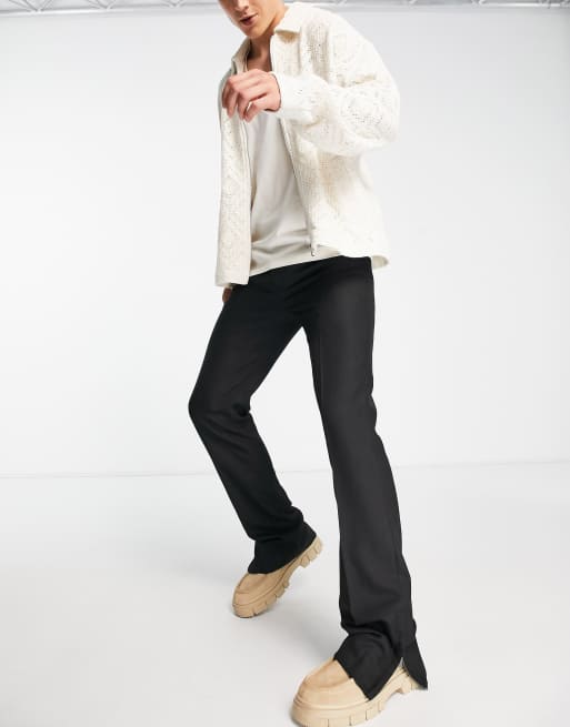 Pantalones negros de corte recto acampanado con detalle de