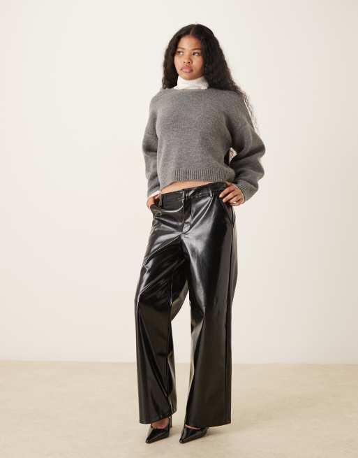 Pantalones negros de corte recto de poliuretano revestido de Gina Tricot Petite