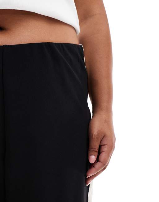Pantalones negros de corte suelto sin cierres con raya lateral de Vero Moda Curve, 4 de 5