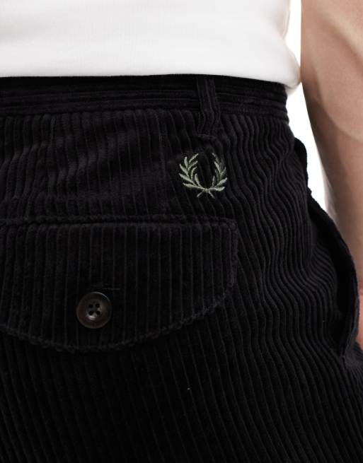 Pantalones negros de corte tapered de pana de Fred Perry, 2 de 5