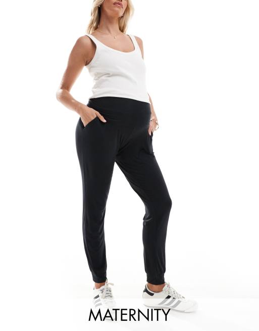 Pantalones negros de estar por casa con diseño por encima del vientre de tejido supersuave de Mamalicious Maternity