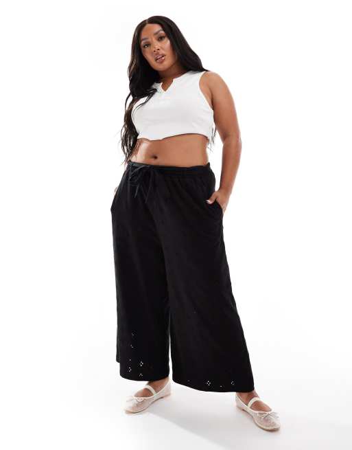 Pantalones negros de pernera ancha con cinturón anudado y bordado inglés de ASOS DESIGN Curve, 2 de 5