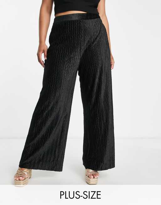 Pantalones negros de pernera ancha con diseño de chevrón de terciopelo de The Frolic Plus