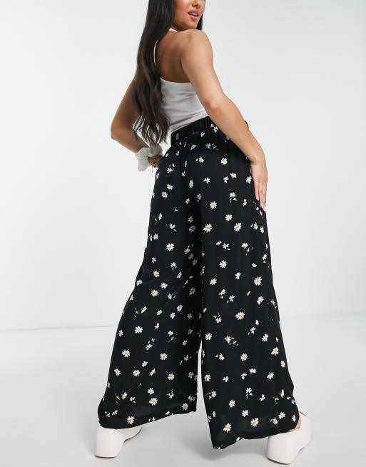 Pantalones negros de pernera ancha con estampado de florecitas de New Look Maternity, 2 de 4
