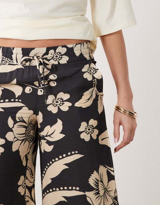 Pantalones negros de pernera ancha con estampado floral color crema de JDY, 3 de 5
