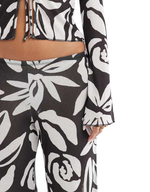 Pantalones negros de pernera ancha con estampado floral monocromático extragrande de malla texturizada de ASOS DESIGN (parte de un conjunto), 2 de 5