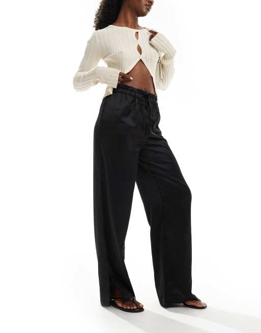 Pantalones negros de pernera ancha con lazada en la cintura de satén de YAS