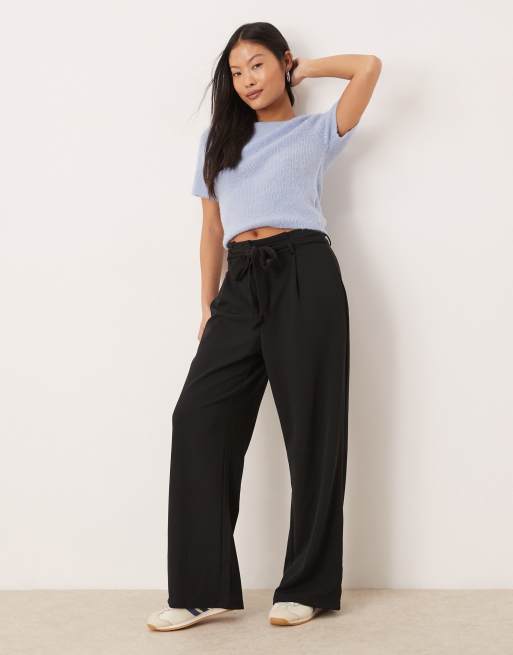 Pantalones negros de pernera ancha con lazada en la cintura de VILA Petite