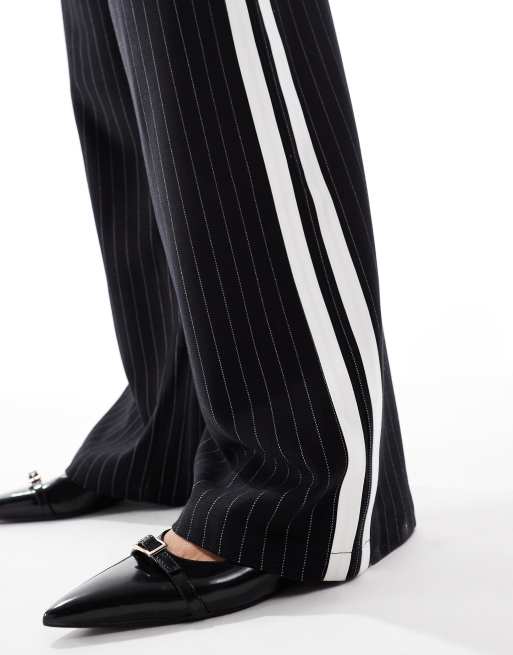 Pantalones negros de pernera ancha con raya diplomática y franjas laterales de 4th & Reckless Petite , 2 de 5