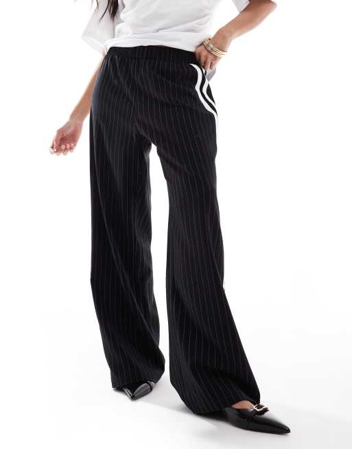 Pantalones negros de pernera ancha con raya diplomática y franjas laterales de 4th & Reckless Petite , 3 de 5