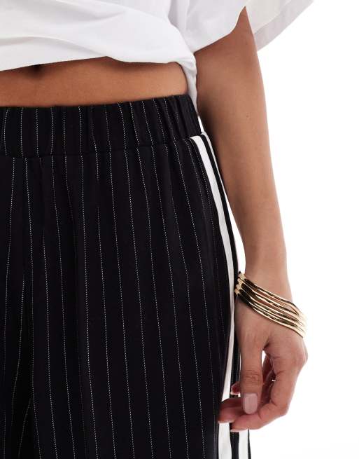 Pantalones negros de pernera ancha con raya diplomática y franjas laterales de 4th & Reckless Petite , 4 de 5