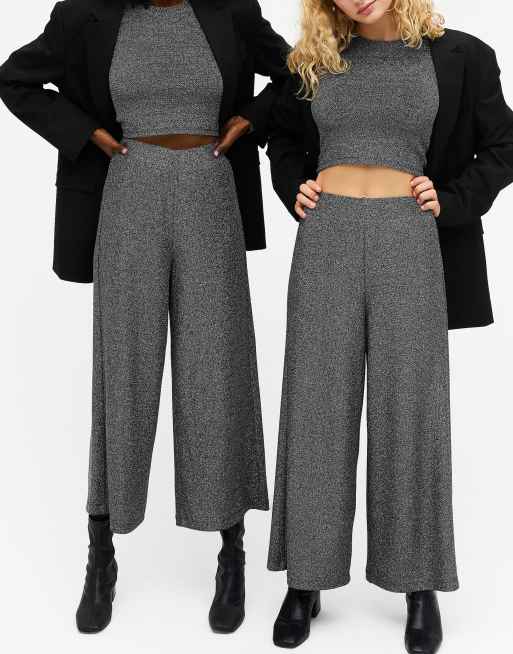 Pantalones negros de pernera ancha de canalé con acabado de purpurina Cilla de Monki