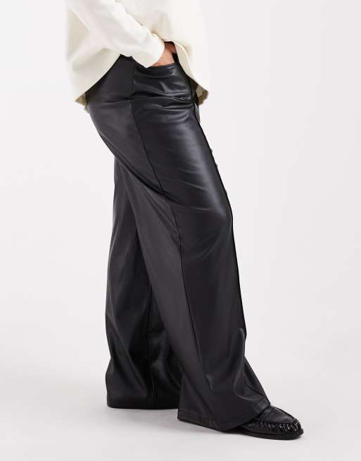 Pantalones negros de pernera ancha de cuero sintético de New Look Curve, 2 de 5