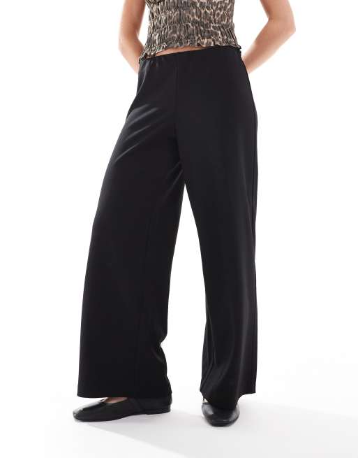 Pantalones negros de pernera ancha de punto de crepé de Vero Moda Petite, 2 de 5