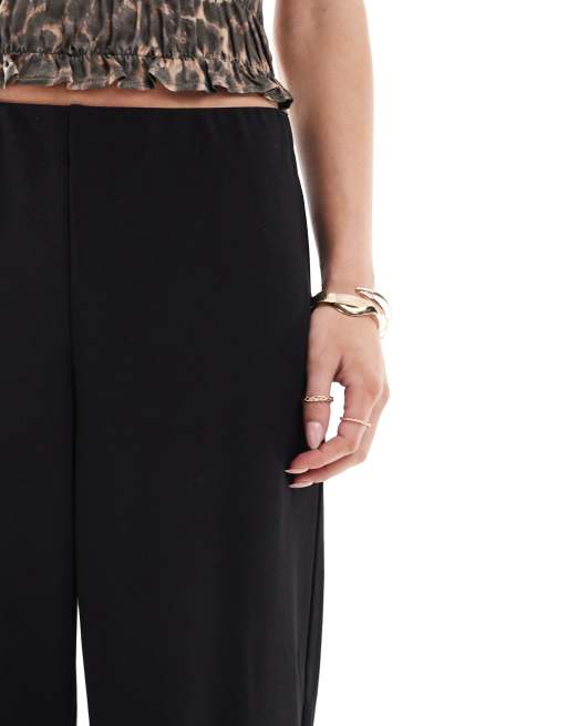 Pantalones negros de pernera ancha de punto de crepé de Vero Moda Petite, 4 de 5