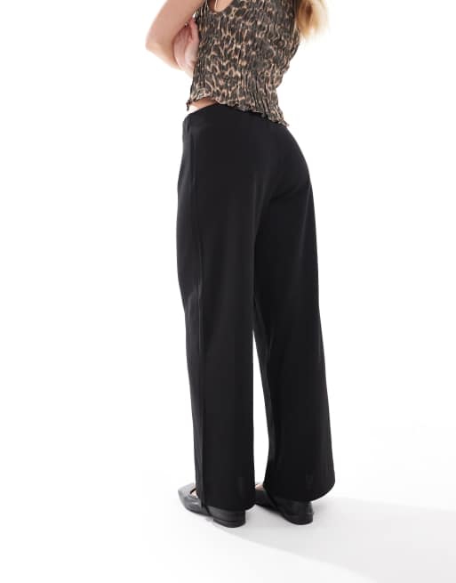 Pantalones negros de pernera ancha de punto de crepé de Vero Moda Petite, 5 de 5