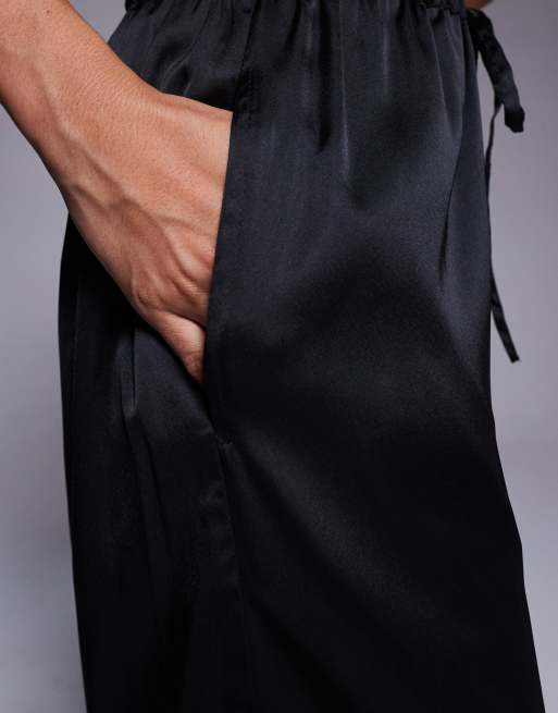 Pantalones negros de pernera ancha de satén de ASOS DESIGN (parte de un conjunto), 5 de 5