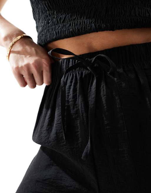 Pantalones negros de pernera ancha de tejido efecto rugoso de New Look, 5 de 5