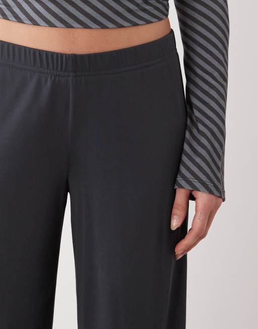 Pantalones negros de pernera ancha de tejido suave de Monki, 4 de 5