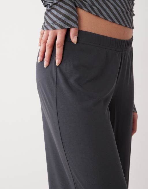 Pantalones negros de pernera ancha de tejido suave de Monki, 5 de 5