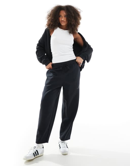 Pantalones negros de pernera barrel de felpa con logo Essentials Contemporary de adidas, 2 de 5