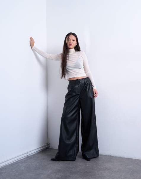 Pantalones negros de pernera muy ancha de cuero sintético de Topshop - view 1