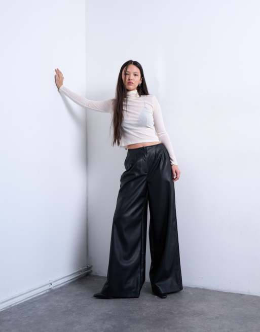 Pantalones negros de pernera muy ancha de cuero sintético de Topshop