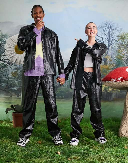 Pantalones negros de pernera recta con diseño en relieve de estilo años 90 de poliuretano de COLLUSION Unisex