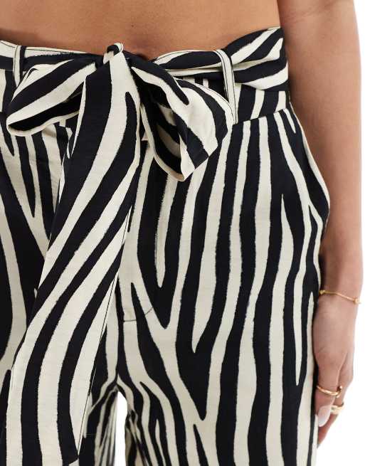 Pantalones negros de pernera recta con estampado de cebra de Mango