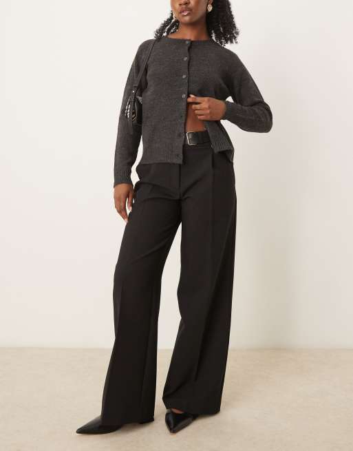 Pantalones negros de pernera recta con hebilla en la cintura de Mango