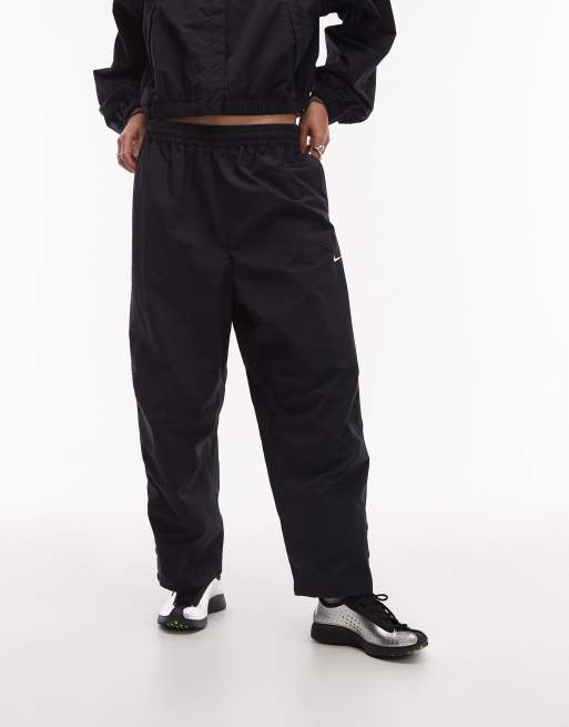 Pantalones negros de pernera recta de tejido liso de Nike, 2 de 5