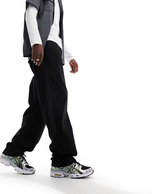 Pantalones negros de pernera recta y estilo paracaidista de Denim Project