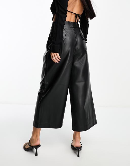 Pantalones negros de poliuretano de French Connection, 2 de 4