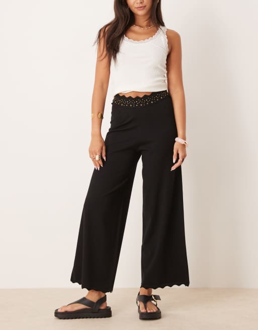 Pantalones negros de punto con tachuelas y strass de Scalpers