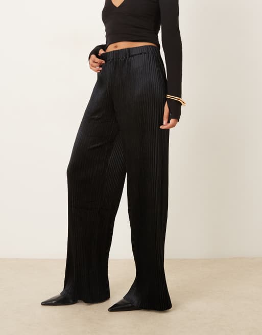  Pantalones negros de talle alto de terciopelo de YAS, 2 de 5