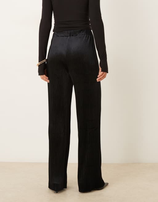  Pantalones negros de talle alto de terciopelo de YAS, 3 de 5