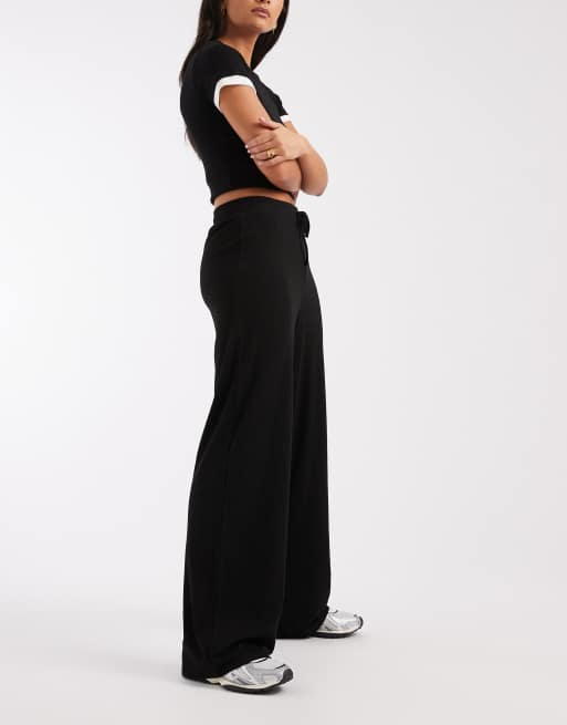 Pantalones negros de talle medio y pernera ancha de punto liso de Pieces, 5 de 5