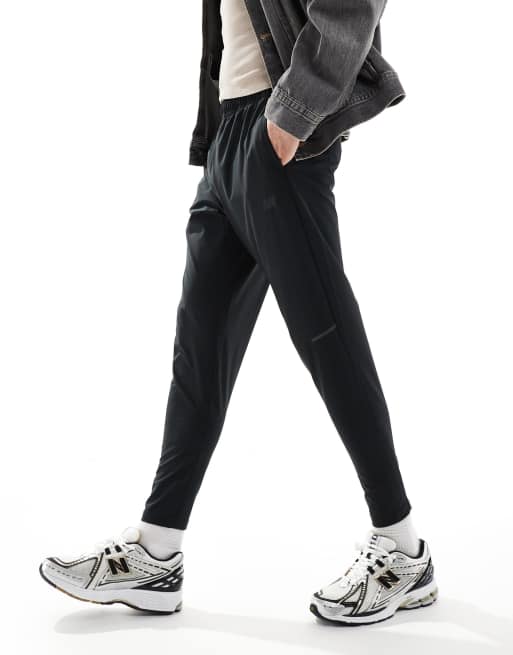 Pantalones negros elasticos Tenacity de New Balance ASOS
