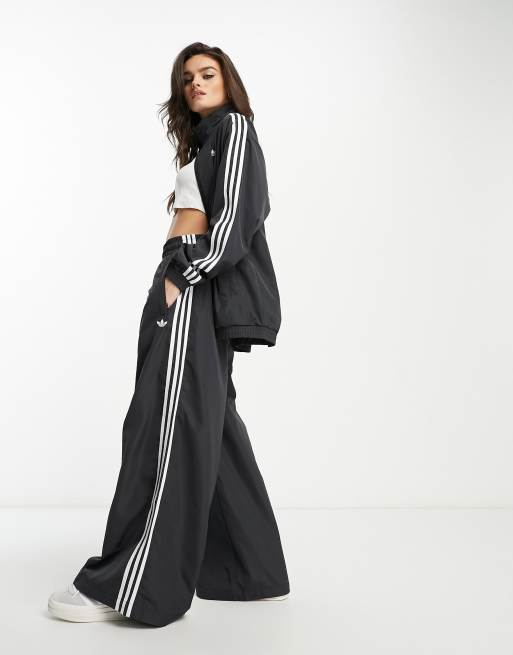 Pantalones negros extragrandes de estilo paracaidista con diseño de tres rayas Gothcore de adidas Originals