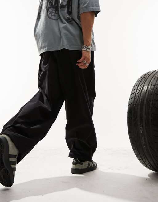 Pantalones negros extragrandes de estilo paracaidista y corte abombado de ASOS DESIGN, 2 de 4