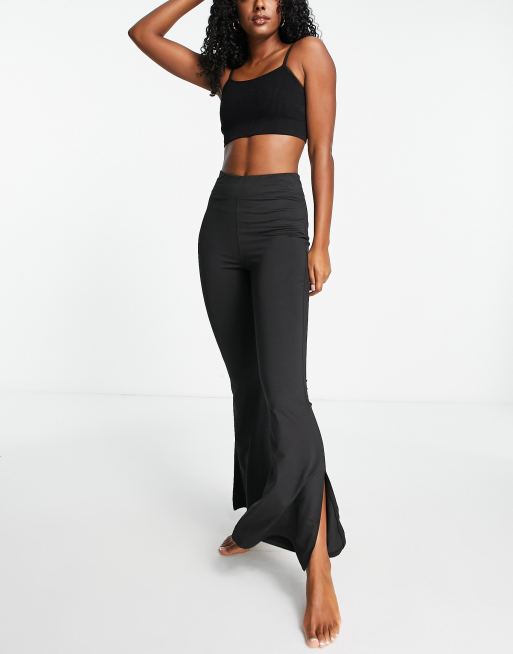 Pantalones negros para yoga de pernera ancha con abertura lateral de Hoxton Haus