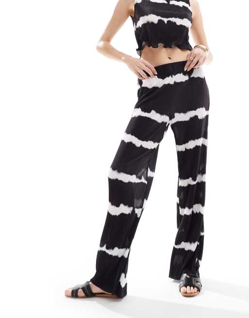 Pantalones negros plisados con estampado tie dye de ONLY (parte de un conjunto)  