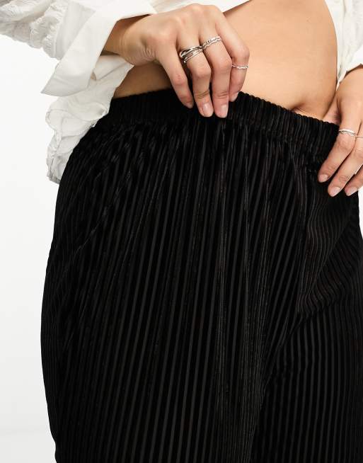 Pantalones negros plisados de pernera ancha de terciopelo de Urban Threads Curve (parte de un conjunto), 2 de 4