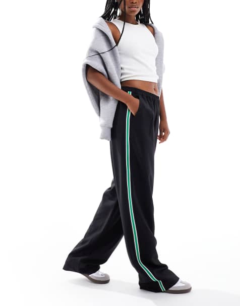Pantalones negros sin cierres con panel de cinta de estilo deportivo de ASOS DESIGN - view 1