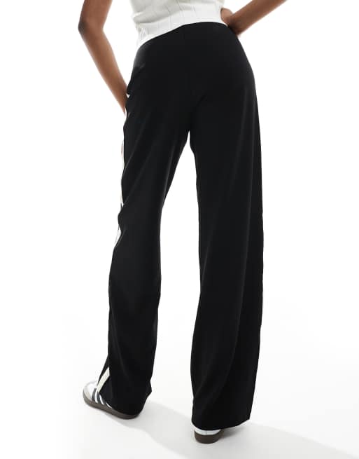 Pantalones negros sin cierres de corte suelto con raya lateral de Vero Moda Tall, 3 de 5