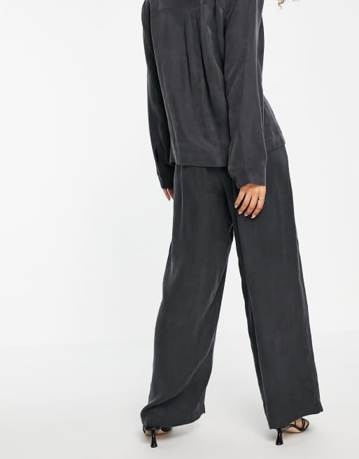 Pantalones negros sin cierres de cupro supersuave de & Other Stories, 2 de 4