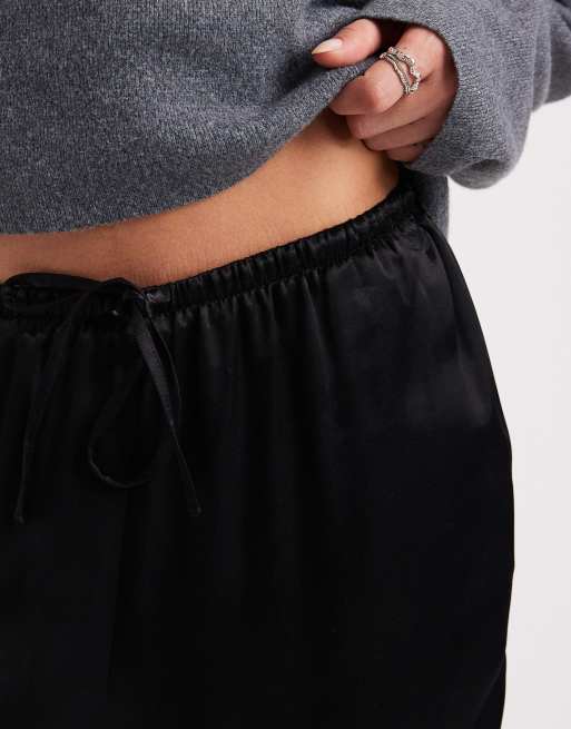 Pantalones negros sin cierres de pernera ancha de satén de ASOS DESIGN, 4 de 5