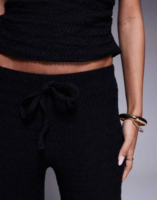 Pantalones negros sin cierres de pernera ancha de tejido texturizado de ASOS DESIGN, 3 de 5