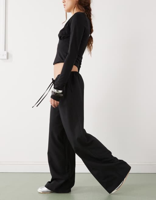 Pantalones negros sin cierres de pernera barrel con cordón ajustable de Reclaimed Vintage, 2 de 5