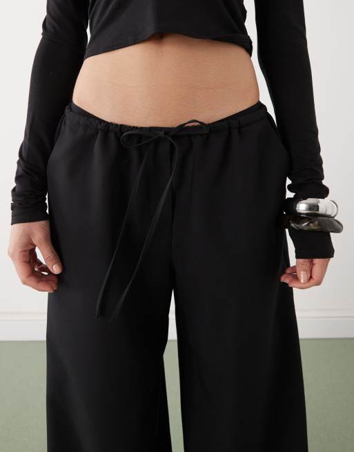 Pantalones negros sin cierres de pernera barrel con cordón ajustable de Reclaimed Vintage, 4 de 5
